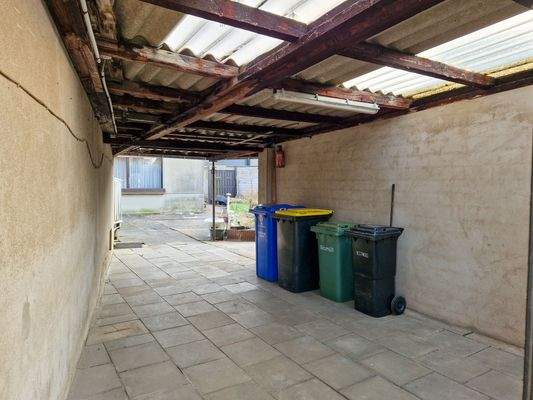 überdacht bis zum Innenhof