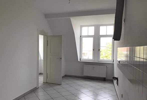 Küche mit Abstellkammer