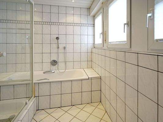 Bad mit Dusche und Wanne