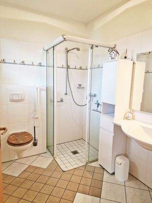 Badezimmer mit Dusche