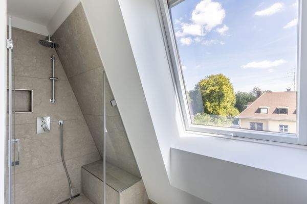 Badezimmer mit Fenster