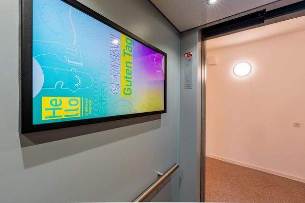Display im Fahrstuhl