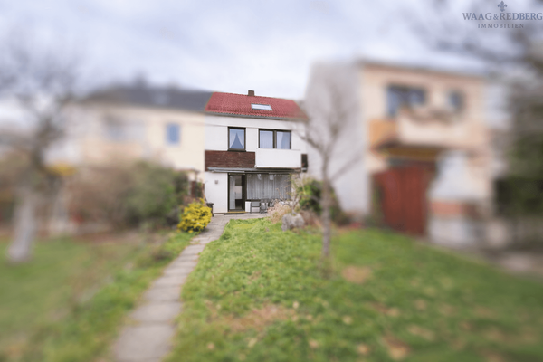 Blick vom Garten aufs Haus