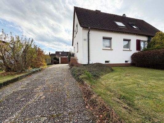 Lange Einfahrt, die entspannt am Haus entlangführt