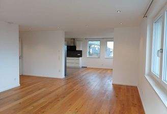 Wohnen und Essen mit Blick in die Küche