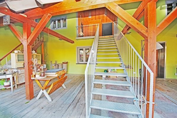 Treppe zur Wohnung im DG