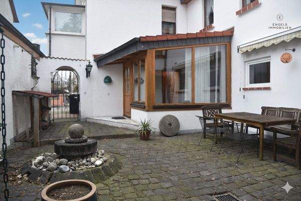 Innenhof und Eingangsbereich Erdgeschoss