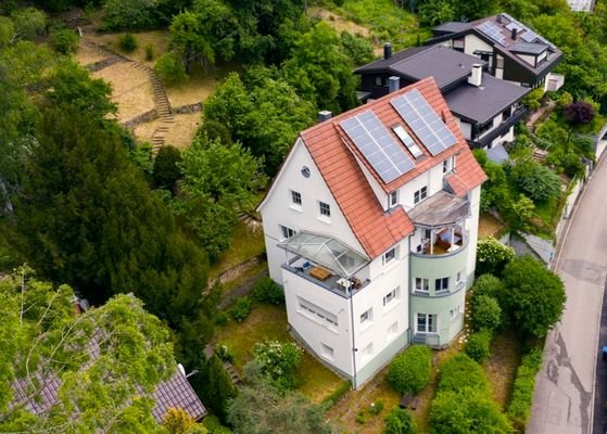 Das Haupthaus mit einem Teil des Gartens