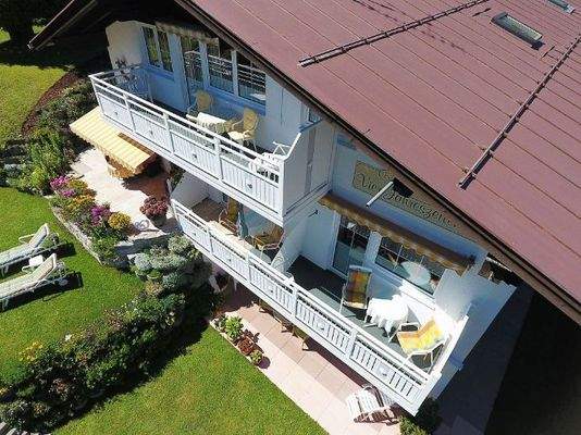 Hausansicht mit Balkon