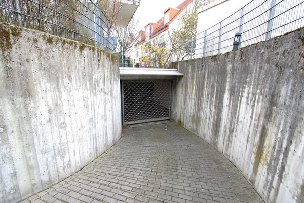 Tiefgarageneinfahrt