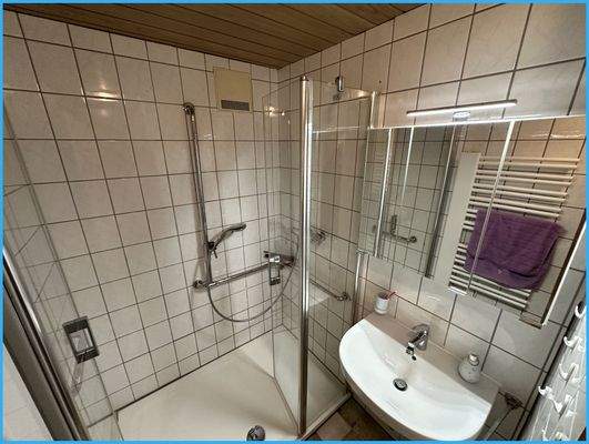 Bad mit großer Dusche