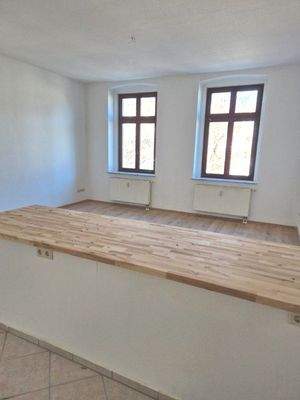 Blick von Küche in Wohnzimmer