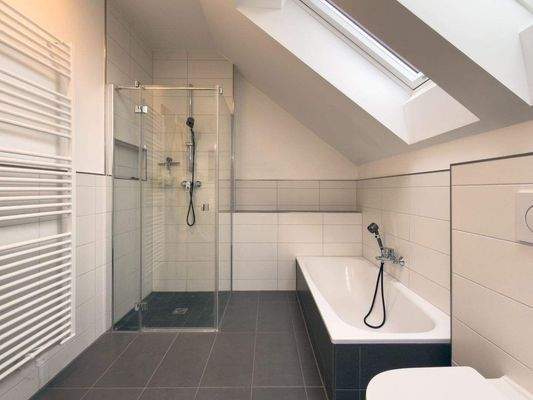 11. Vollbad mit Dusche und Wanne.jpeg