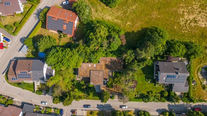 Obere Ansicht auf das Bungalow, die Garage und den Garten