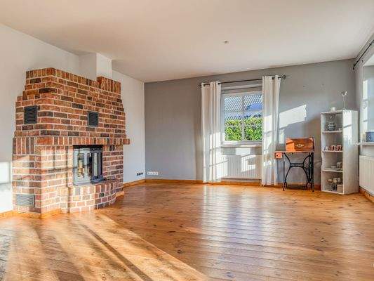 6. Kamin im Fokus des Wohnraumes.jpg