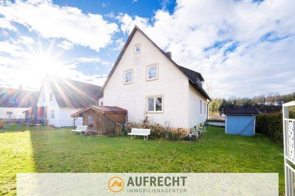 Hausansicht mit Garten