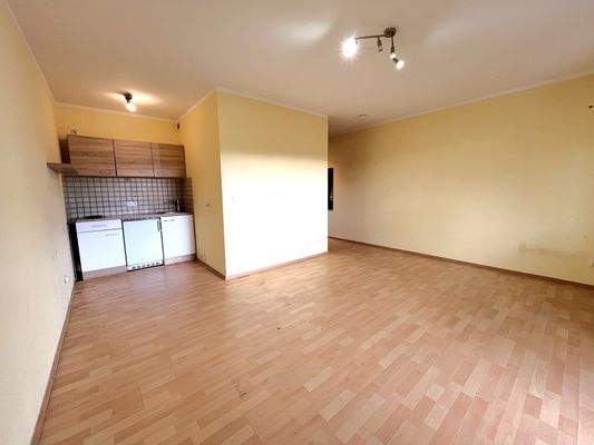 Wohnraum mit Einbauküche