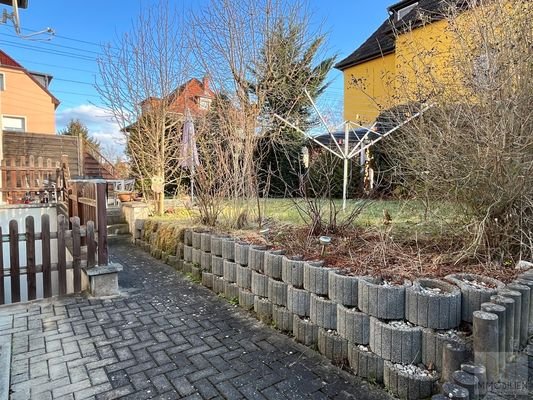 Links der Gartenzugang vom Keller aus