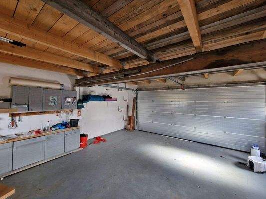 Große Doppelgarage mit elektrischem Torantrieb