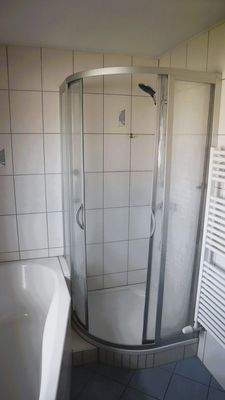 Dusche und Wanne im Bad