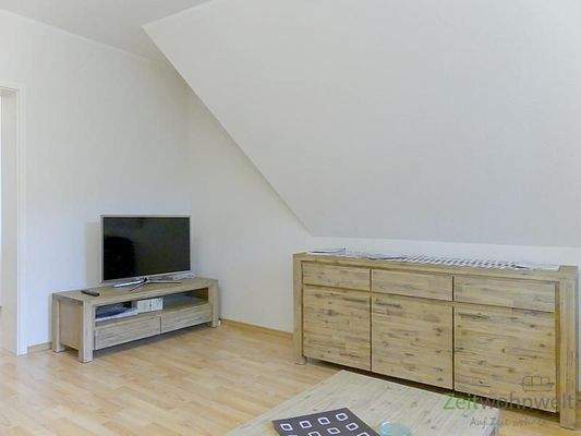 TV und Sideboard im Wohnzimmer
