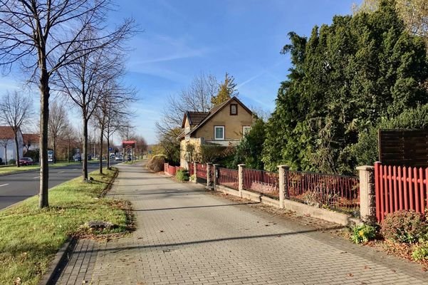 Kleine Anwohnerstraße mit Parkmöglichkeiten