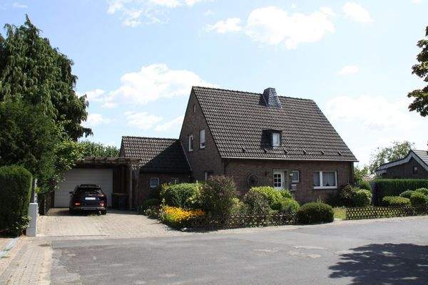 Frontansicht mit Garage