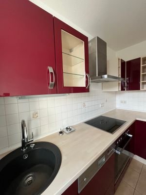 Einbauküche mit dunkelroten Möbelfronten 