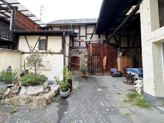 Innenhof mit Scheune