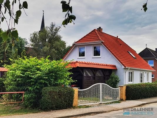 Gepflegtes Einfamilienhaus mit Doppelcarport