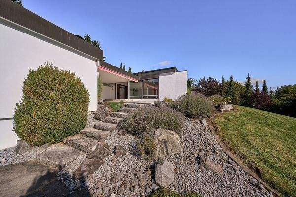 Treppen vom Pool zum Innenhof