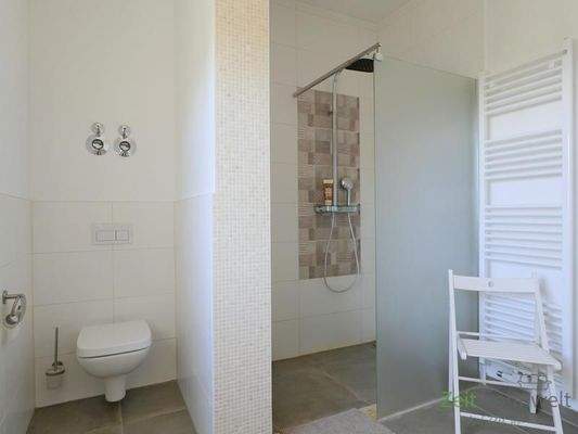 WC und bodentiefe Dusche