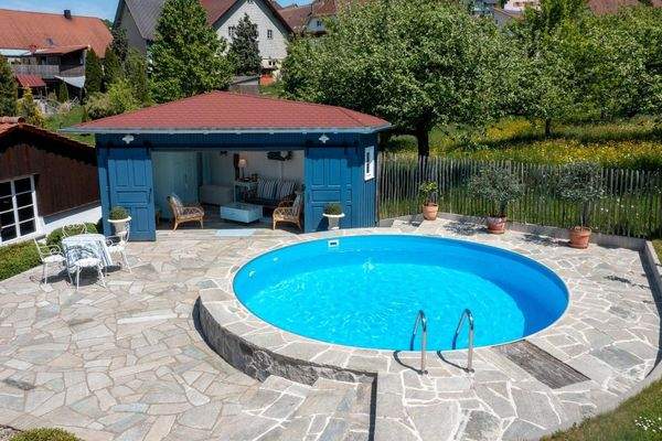 Pool mit Poolhaus