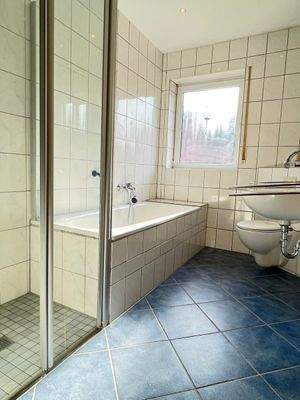 Bad mit Wanne und Dusche