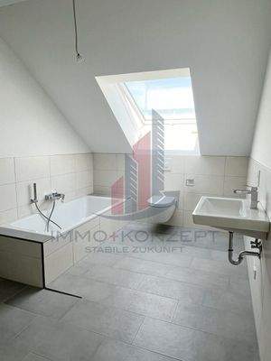 Das Tageslichtbadezimmer mit Badewanne