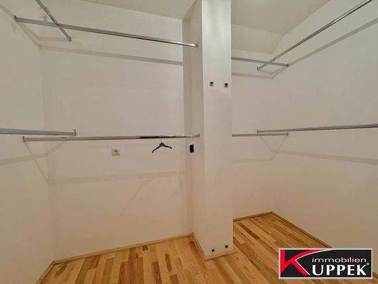 begehbarer Schrank neben AR