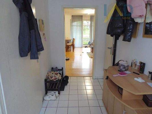 Blick aus dem Flur ins Wohnzim