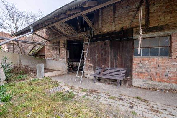 Dunglege und Scheune von Westen