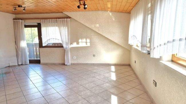 Großzügiges Wohnzimmer mit Balkonzugang