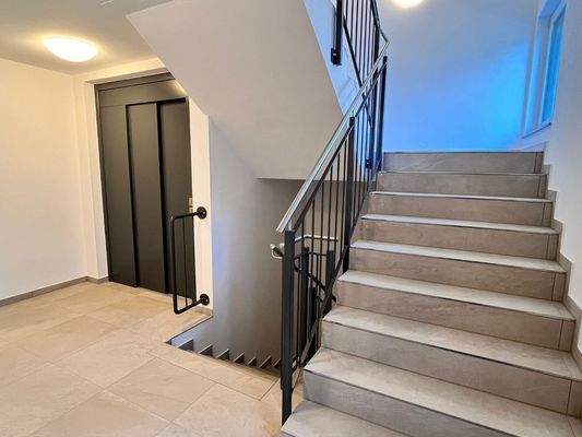 Treppenhaus - Aufzug