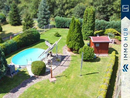 Drohnenaufnahme Garten mit Pool