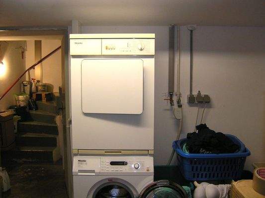 Wasch- und Anschlraum Keller mit Außentreppe