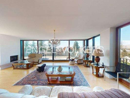 Der luxuriöse Wohnbereich wird von Licht durchströmt