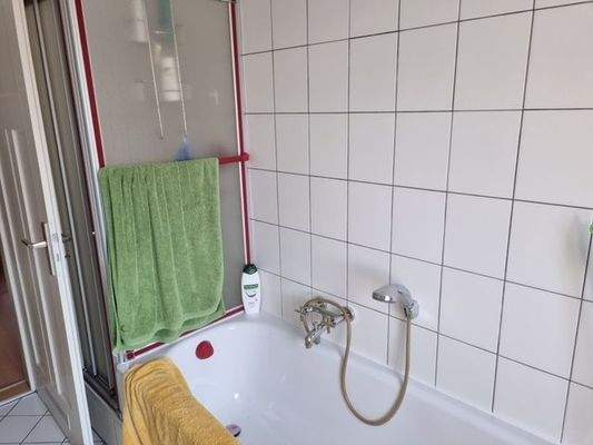 Bad mit Badewanne