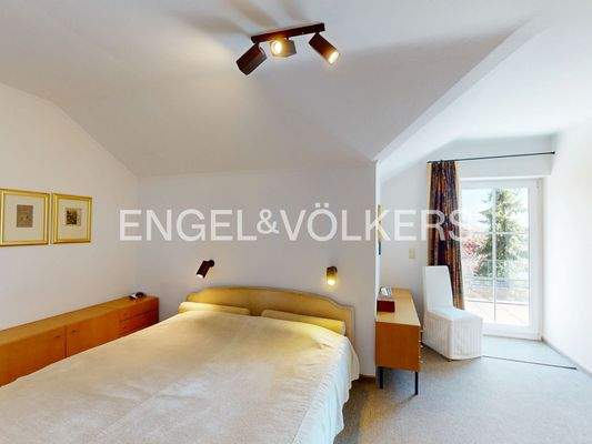 Schlafzimmer mit Balkonzugang