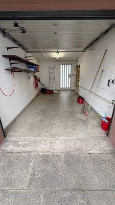 Geräumige Garage mit Zubehör