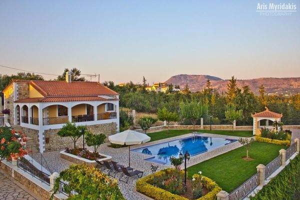 3 Luxusvillen mit Pool in Douliana