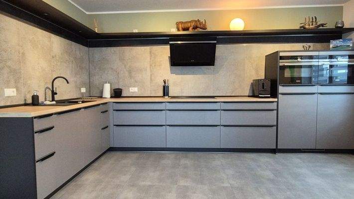 offener Wohn-/ Ess- / Kochbereich mit Zugang zur angelegten Terrasse