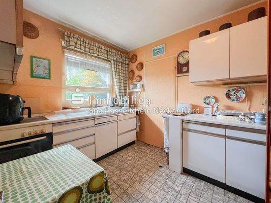 Küche mit Blick ins Grün