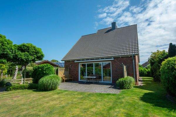 Frontansicht und Terrasse